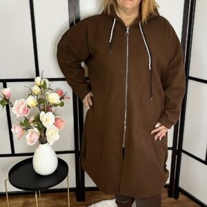 Trendi, hosszított fazonú, zipzáros és kapucnis kardigán/kabátka csokibarna színben