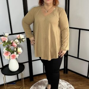 A vonalú, zsorzsett anyagú apró kövekkel díszített felső capuccino színben