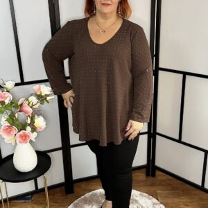 A vonalú, zsorzsett anyagú apró kövekkel díszített felső csokibarna színben