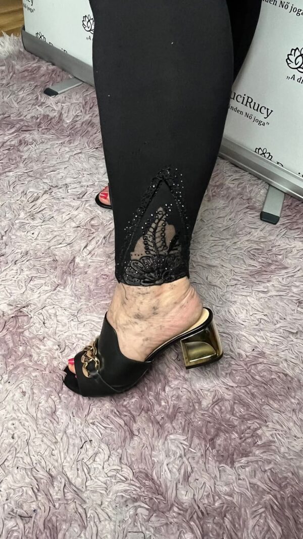 Bambusz pihe-puha anyagból készült csipkés-köves leggings fekete színben - Image 2