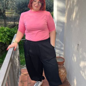 Gumis derekú és aljú, bővebb fazonú nyári nadrág fekete színben