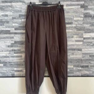 Gumis derekú és aljú, bővebb fazonú nyári nadrág csokibarna színben