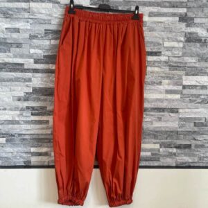 Gumis derekú és aljú, bővebb fazonú nyári nadrág terrakotta színben