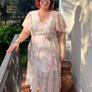 V nyakú, rövidebb fazonú virágos sifon ruha púder színben