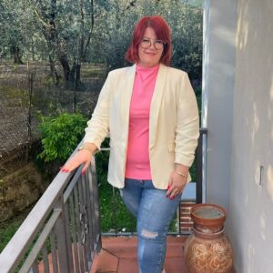 Közép méretű gomb nélküli, húzott ujjú blézer vanília színben