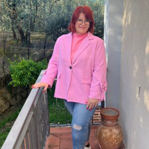 Masnival díszített egy gombos blézer puncs színben