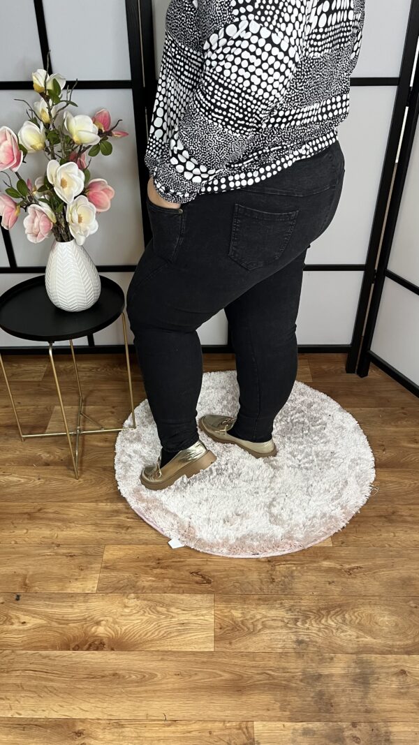 Extra rugalmas, enyhén bolyhos belsejű, gumis derekú farmer jeggings kissé szűk szárral fekete színben - Image 2