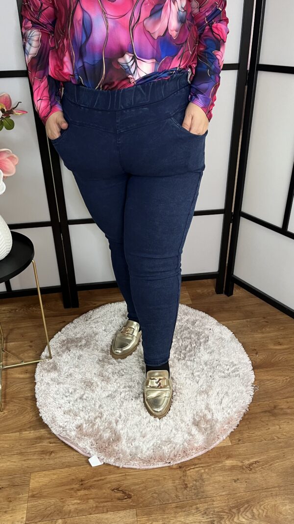 Extra rugalmas, enyhén bolyhos belsejű, gumis derekú farmer jeggings kissé szűk szárral kék színben
