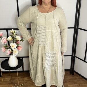 Kordbársony anyagú, zsebes fazonú, különleges horgolással díszített maxi ruha bézs színben