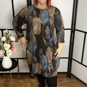 Gyönyörű és különleges ovális alakzattal díszített bársony ruha csokibarna színben