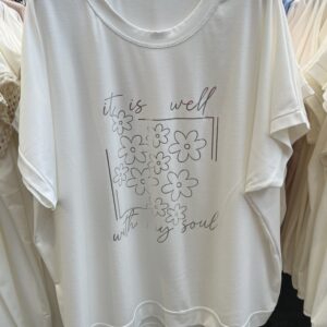 Extra méretű, ezüst virágos és írásos pamut póló felhőkék színben