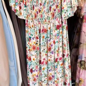 Gumis tetejű flokon maxi ruha fehér virágoskert mintával