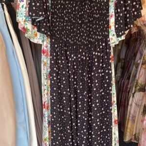 Gumis tetejű flokon maxi ruha fekete apró virágos