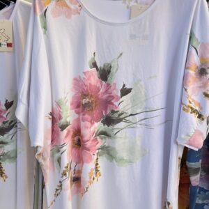 Virág mintás, kerek nyakú, pamut póló fehér színben