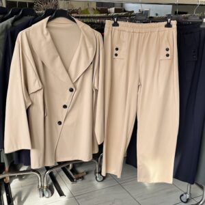 Prémium anyagból készült gombos gumis derekú nadrág fekete színben