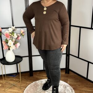 Kerekített fazonú, gépi kötésű, V nyakú felső, arany gomb kitűzővel csokibarna színben