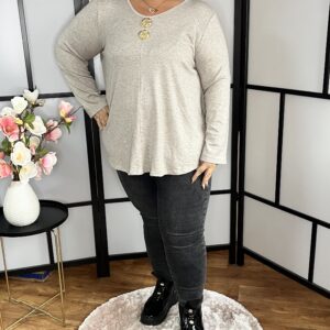 Kerekített fazonú, gépi kötésű, V nyakú felső, arany gomb kitűzővel bézs színben