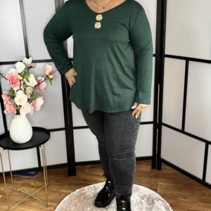 Kerekített fazonú, gépi kötésű, V nyakú felső, arany gomb kitűzővel fenyőzöld színben