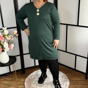 Kerekített fazonú, gépi kötésű, V nyakú ruha, arany gomb kitűzővel fenyőzöld színben