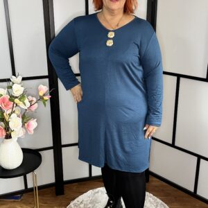 Kerekített fazonú, gépi kötésű, V nyakú ruha, arany gomb kitűzővel türkíz színben