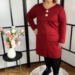 Kerekített fazonú, gépi kötésű, V nyakú ruha, arany gomb kitűzővel bordó színben