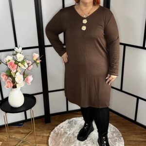 Kerekített fazonú, gépi kötésű, V nyakú ruha, arany gomb kitűzővel csokibarna színben