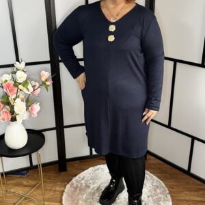 Kerekített fazonú, gépi kötésű, V nyakú ruha, arany gomb kitűzővel sötétkék színben