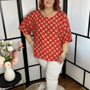 Kerek nyakú, rövidebb fazonú, piros-cappucino pöttyös lenge felső