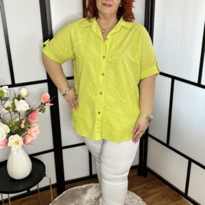 Horgolt-madeirás virág díszítésű, kerekített fazonú, végig gombos vászon ing pisztácia színben