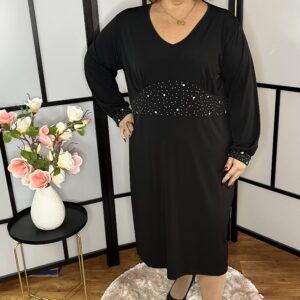 Különböző méretű kövekkel díszített alkalmi ruha