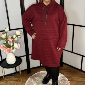 Steppelt anyagból készült kapucnis pulcsi ruha zsebbel bordó színben