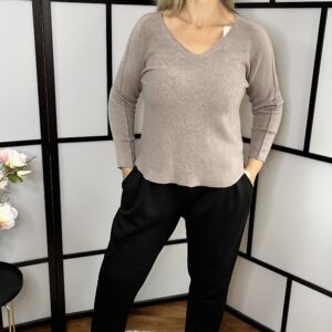 V nyakú pihe puha anyagú gépi kötött kerekített fazonú felső homok színben