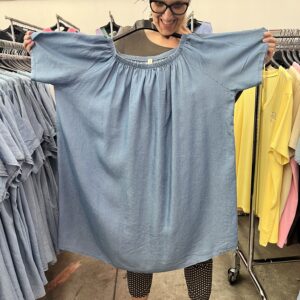 Gumis nyakú, vékony farmer anyagú lenge ruha világoskék színben