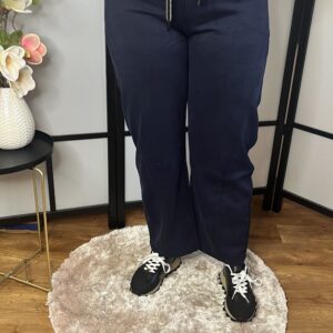 Prémium pamut anyagból készült egyenes fazonú szabadidő nadrág sötétkék színben