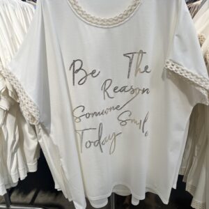 Horgolt nyakú és ujjú, írásos pamut felső bézs színben