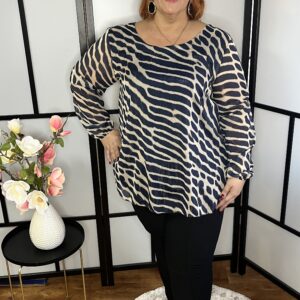 Különleges, kissé fényes anyagból készült kétrétegű felső hátul megkötős fazonnal sötétkék színben