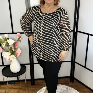 Különleges, kissé fényes anyagból készült kétrétegű felső hátul megkötős fazonnal fekete színben