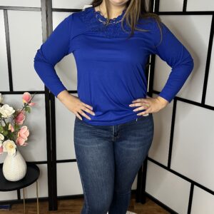 Pamut elején madeirával és apró kővel díszített felső királykék színben