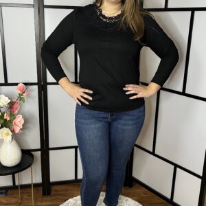 Pamut elején madeirával és apró kővel díszített felső fekete színben