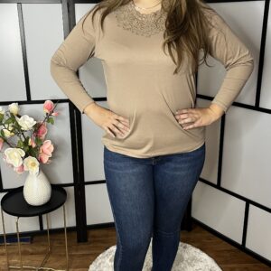 Pamut elején madeirával és apró kővel díszített felső homok színben