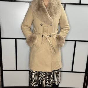 Szőrmével díszített, karcsúsított fazonú szövetkabát bézs színben