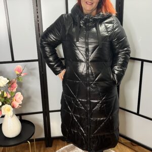 Hosszú fazonú steppelt, kapucnis téli kabát fekete színben