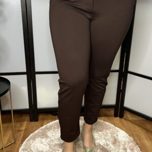 Klasszikus fazonú olasz prémium punto anyagból készült gumis derekú nadrág hátul vágott díszzsebbel csokibarna színben