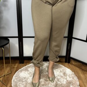 Olasz pamut anyagból készült, gumis derekú, alján gombbal díszített, öves nadrág homok színben