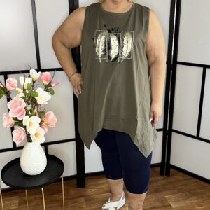Török pamut A vonalú trikó két oldalt hosszított fazonnal tollas mintával keki színben