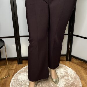 Elől tűzött egyenes fazonú belül poláros, vastagabb anyagú nadrág díszgombokkal padlizsán színben