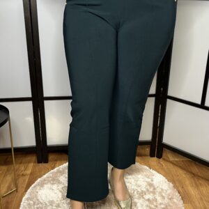 Elől tűzött egyenes fazonú belül poláros, vastagabb anyagú nadrág díszgombokkal türkiz színben