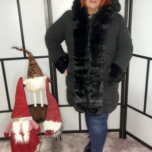 Belül félig bundás matt fekete színű, levehető szőrmével díszített télikabát