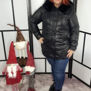 Félhosszú, szőrös kapucnis steppelt téli kabát fekete színben