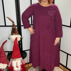 Gyönyörű mikrokord anyagból  készült maxi ruha 3D virággal díszítve lila színben